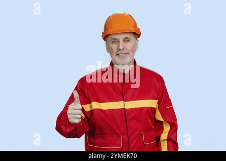 Das Porträt eines glücklichen älteren Mannes zeigt sich wie eine Geste. Isoliert auf Blau Stockfoto