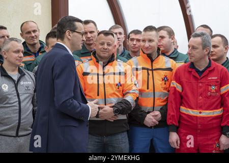 SOBIN, POLEN - 31. JANUAR 2019: Premierminister Mateusz Morawiecki besucht Minenretter nach einer schwierigen Rettungsaktion in der Stockfoto