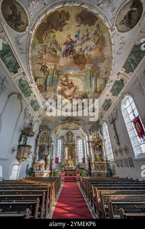 Hauptaltar und Deckenfresken St. Georg und Florian ist eine denkmalgeschützte katholische Pfarrkirche in Reicholzried, Allgäuer, Bayern, Deutschland, Europa Stockfoto