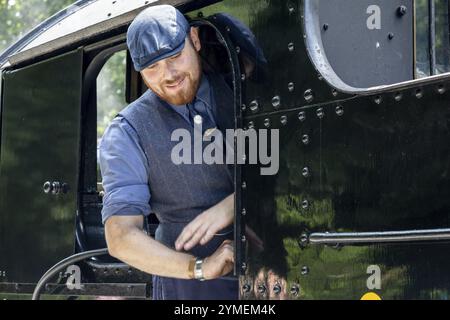 Boscarne, Cornwall, Großbritannien, 13. Juni. Dampfzug am 13. Juni 2023 an der Kreuzung Boscarne in Bodmin, Cornwall. Ein nicht identifizierter Mann Stockfoto