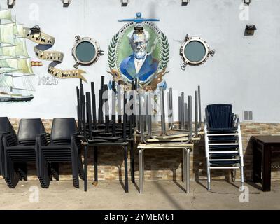 Porträt der lokalen Figur Toribio Juan Goti „Juanillo“, gemalt an der Wand des Hafens von Llanes, Asturien, Spanien Stockfoto