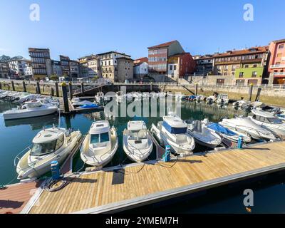 Yachten liegen im Yachthafen mit einigen typischen Gebäuden der Altstadt von Llanes im Hintergrund, Asturien, Spanien Stockfoto