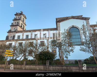 Seitlich der Kirche Santa María de la Asunción in der Altstadt von Cangas de Onís, Asturien, Spanien Stockfoto