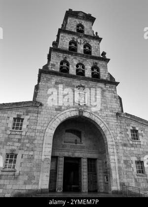 Der prächtige Glockenturm der Kirche Santa María de la Asunción in der Altstadt von Cangas de Onís, Asturien, Spanien Stockfoto