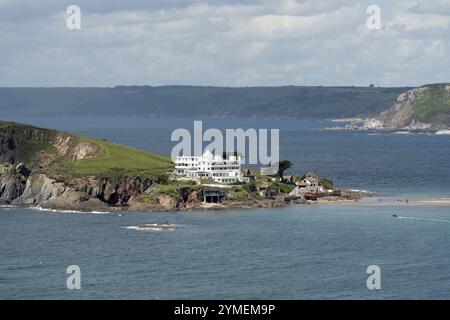 THURLESTONE, DEVON, GROSSBRITANNIEN. MAI 24. Blick vom South West Coastal Path in der Nähe von Thurlestone in Richtung Burgh Island in Devon am 24. Mai 2022 Stockfoto