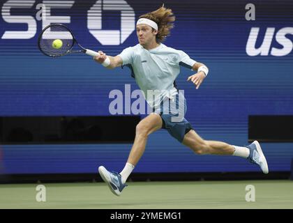 Tennisspieler Andrey Rublev aus Russland in Aktion bei den US Open 2024 Championships im Billie Jean King Tennis Center, Queens, New York, USA. Stockfoto