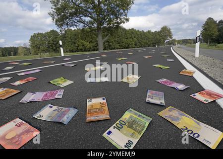 Symbolisches Image in Bezug auf Subventionen, Geldverschwendung, Geld für den Straßenbau usw. Stockfoto