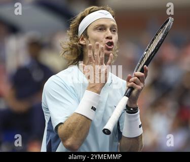 Tennisspieler Andrey Rublev aus Russland reagiert auf die US Open 2024 Championships im Billie Jean King Tennis Center, Queens, New York, USA. Stockfoto