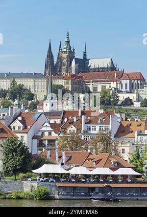 Stadtblick auf Prag mit Schloss Hradcany und Prager Burg im Hintergrund Stockfoto