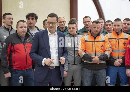 SOBIN, POLEN - 31. JANUAR 2019: Premierminister Mateusz Morawiecki besucht Minenretter nach einer schwierigen Rettungsaktion in der Stockfoto