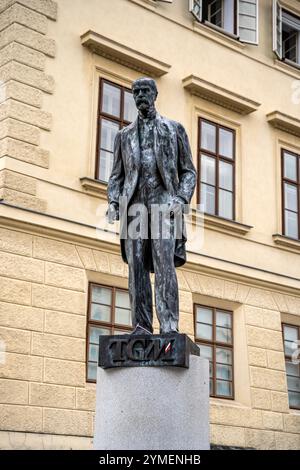 Bronzestatue von Tomas Garrigue Masaryk, Staatsmann und erster Präsident der Tschechoslowakei, in Hradcanske Namesti, Bezirk Mala Strana, Prag, Tschechien Stockfoto