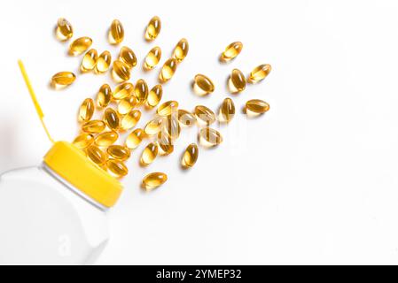 Omega 3 Fischöl Supplement Softgel Kapseln in Flasche isoliert auf weißem Hintergrund. Gesundheit, gesundes Lebensgefühl Konzept. Kopierbereich in der Draufsicht Stockfoto