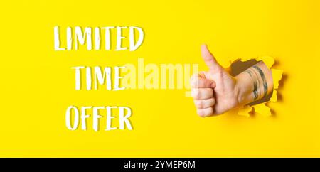 Geben Sie einen Daumen hoch, und tragen Sie die Worte „zeitlich begrenztes Angebot“ darunter Stockfoto