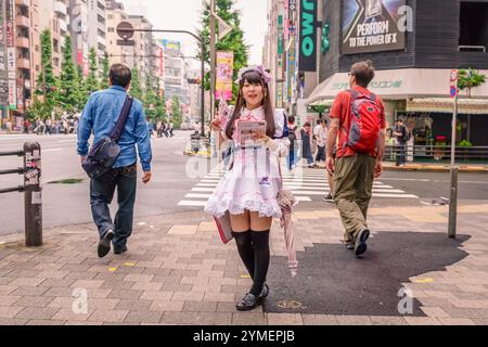 Tokio, Japan-15. September 2018: Junge japanische Frauen, die als Dienstmädchen gekleidet sind, werben für die legendären Dienstmädchen-Cafés in Akihabara, einem Gebiet, das für seine beliebte Dienstmädchen bekannt ist Stockfoto