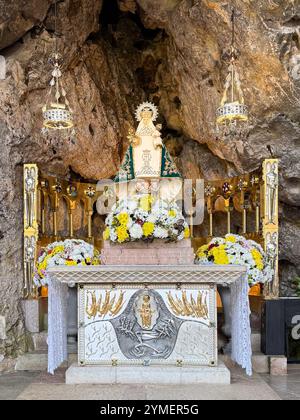 Statue von La Santina (oder unserer Lieben Frau von Covadonga) am Schrein der Heiligen Höhle, Covadonga, Asturien, Spanien Stockfoto