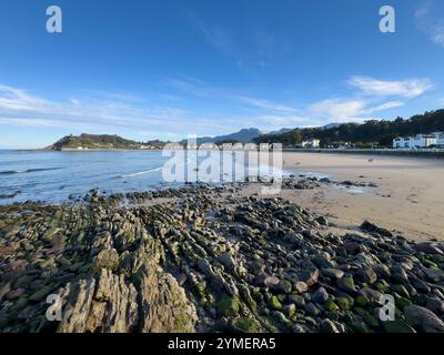 Malerischer Blick auf den Strand Ribadesella vom Küstenweg mit dem Berg Corbero im Hintergrund, Asturien, Spanien Stockfoto