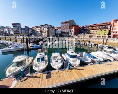 Anlegejachten im Yachthafen mit einigen typischen Gebäuden der Altstadt von Llanes im Hintergrund, Asturien, Spanien Stockfoto