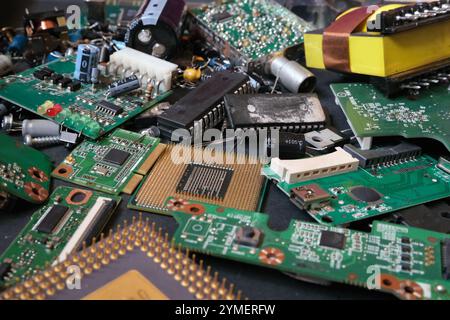 Abgelaufene oder defekte elektronische Platinen und Halbleiterelemente. Elektroschrottstapel. Stockfoto