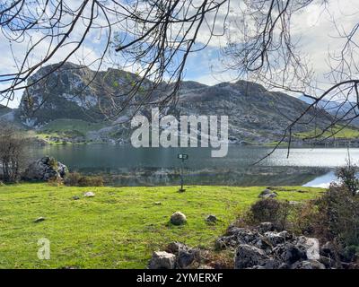 Beschilderung des Enol-Sees mit dem See im Hintergrund im Nationalpark Picos de Europa, Asturien, Spanien Stockfoto