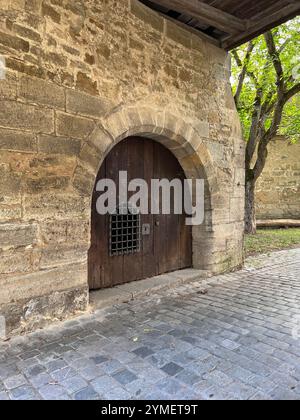 Tür mit Gitter in der Wand der Krankenhausbastion Spitalbastei, Rothenburg ob der Tauber, Bayern, Mittelfranken, Deutschland Stockfoto