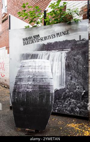 Historisches Niagara News-Schild mit Fass in der Daredevil Alley im Queen Street District, Niagara Falls, Ontario, Kanada Stockfoto