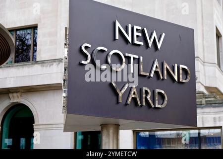 New Scotland Yard Public Schild vor dem Hauptquartier der Metropolitan Police am Victoria Embankment, London. Stockfoto