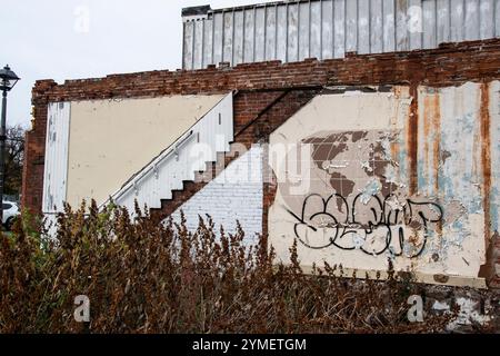 Graffiti auf den Überresten eines abgerissenen Gebäudes nebenan an an der Erie Avenue im Queen Street District in Niagara Falls, Ontario, Kanada Stockfoto