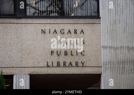 Public Library Schild an der Victoria Avenue in Niagara Falls, Ontario, Kanada Stockfoto