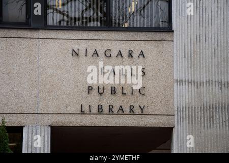 Public Library Schild an der Victoria Avenue in Niagara Falls, Ontario, Kanada Stockfoto