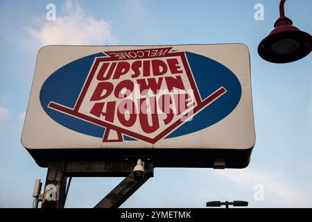 Willkommen bei einem Upside-Down-Hausschild auf Clifton Hill in Niagara Falls, Ontario, Kanada Stockfoto