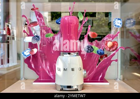 Ein Küchenmixer im Fenster des Vorzeigegeschäfts der Marke SMEG in der Regent Street, St. James's, London. Stockfoto
