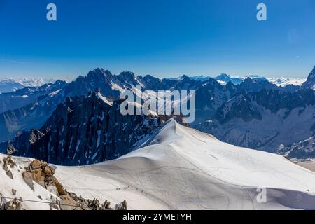 Blick auf die Schneeberge in den Alpen vom Gipfel Aiguille du Midi. Felsige Berggipfel mit Schnee und Eis von riesigen alpinen Gletschern Stockfoto