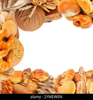 Rahmen aus frischen Brotprodukten, isoliert auf weißem Hintergrund. Collage. Stockfoto
