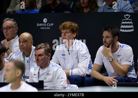 Malaga, Spanien. November 2024. MALAGA, SPANIEN – 21. NOVEMBER: Jannik Sinner of Italy sieht im Viertelfinale zwischen Italien und Argentinien beim Davis Cup Finale im Palacio de Deportes Jose Maria Martin Carpena am 21. November 2024 in Malaga, Spanien, an. (Foto von Francisco Macia/Photo Players Images/Magara Press) Credit: Magara Press SL/Alamy Live News Stockfoto