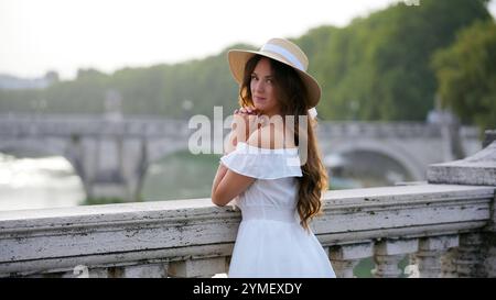 Charmante Frau mit malerischem Blick auf den Tiber in Rom Stockfoto