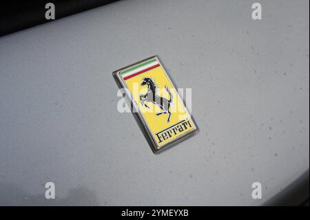 Derby, Großbritannien - 17. November 2024: Ferrari-Abzeichen auf einem silbernen Auto Stockfoto