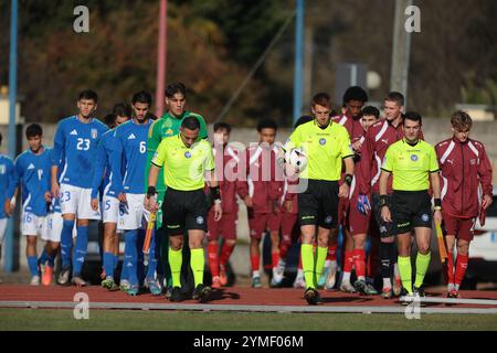 Gavirate, Italien. November 2024. Der Schiedsrichter Filippo Vigo ( Mitte ), die Assistentinnen Diego Alexander Huete Valdivia ( links ) und Federico Monardo ( rechts ) führen die Teams für das Internationale Freundschaftsspiel im Centro Sportivo Vittore Anessi, Gavirate, aus. Der Bildnachweis sollte lauten: Jonathan Moscrop/Sportimage Credit: Sportimage Ltd/Alamy Live News Stockfoto