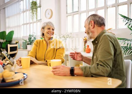 Seniorenpaar genießt Kaffee und Unterhaltung zu Hause Stockfoto