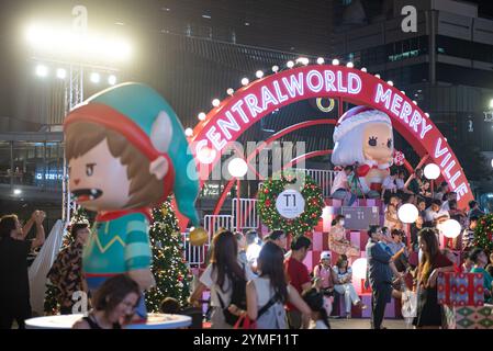 Bangkok, Thailand. November 2024. BANGKOK, THAILAND 21. November 2024 - Künstler kreieren Kunstspielzeug, verschiedene Charaktere, die auf der Veranstaltung präsentiert werden CentralWorld X J.P. TOYS GALLERY präsentieren Merry Ville 2025 und mehr als 50 Kunstspielzeuge im Vorhof des CentralWorld Shopping Centers. (Foto: Teera Noisakran/SIPA USA) Credit: SIPA USA/Alamy Live News Stockfoto