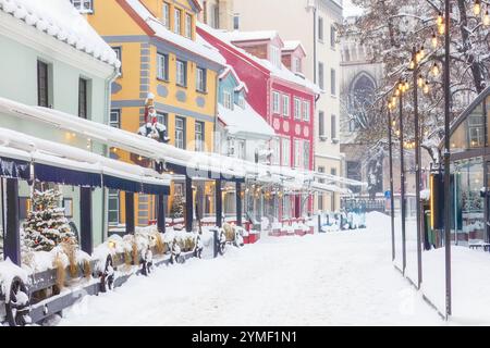 Altstadt ( Vecriga) farbenfrohe Gebäude entlang der schneebedeckten Straße in Riga, Lettland. Schöne europäische Städte, trendige Touristenziele, entspannte Erholung Stockfoto