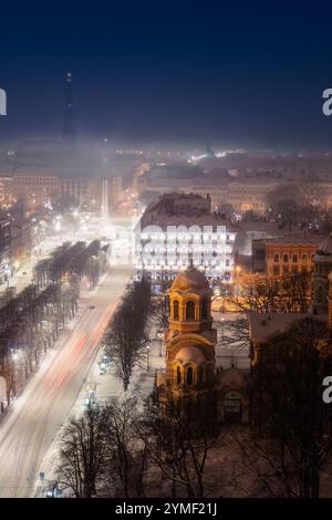 Nachtansicht auf das Zentrum von Riga, Lettland, mit Krippe, Christo-orthodoxer Kathedrale und Stadtbeleuchtung. Schöne europäische Städte, trendige Touristen de Stockfoto