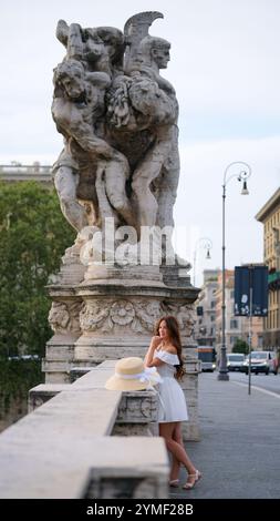 Charmante Frau, die die historische Brücke in Rom, Italien, erkundet Stockfoto