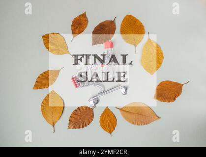 Wagen mit einem Schild mit der Aufschrift „Final Sale“ in der Mitte. Der Wagen ist von Blättern umgeben, die den Eindruck einer Herbstszene erwecken Stockfoto