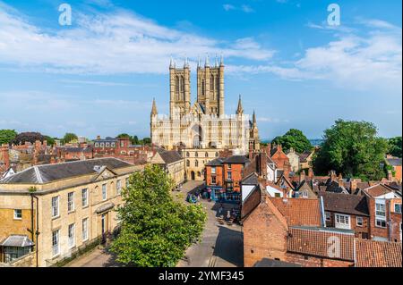 Ein Blick von der Burgmauer in Richtung der Kathedrale in Lincoln, Lincolnshire im Sommer Stockfoto