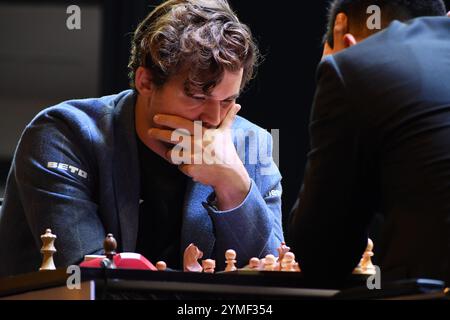 Kalkutta, Indien. November 2024. Der norwegische Schachgroßmeister Magnus Carlsen gewinnt am 16. November 2024 den Tata Steel Chess India 2024 Rapid Titel in der Open Category in Kalkutta, Indien. Von 9 Punkten erzielte er 7,5. Carlsen holte den Titel und beendete zwei Punkte vor seinem nächsten Kometeur India's R. Praggnanandhaa (5,5). (Foto: Sayantan Chakraborty/Pacific Press/SIPA USA) Credit: SIPA USA/Alamy Live News Stockfoto