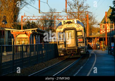 New Jersey Transit Train, der Maplewood im Januar 2022 überquert Stockfoto
