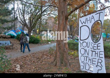 Toronto, Ontario/Kanada - 20. November 2011: Banner in den Tent Cities im öffentlichen Park von Toronto für Obdachlose Stockfoto