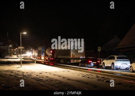 21. November 2024, Baden-Württemberg, Buchenbach: An der Einfahrt ins Höllental an der Bundesstraße 31 um Falkensteig (Gemeinde Buchenbach) werden mehrere Kilometer PKW und LKW gesichert. Nach Angaben des Deutschen Wetterdienstes werden weitere Schneefälle vor allem die höheren Regionen des Landes betreffen. Am Hochrhein und im Allgäu wird mit Starkschneefall zwischen 15 und 25 Zentimetern gerechnet, in überlasteten Gebieten des Südschwarzwaldes bis zu 30 Zentimeter Neuschnee - eine offizielle Sturmwarnung ist hier also in Kraft. Ausgedehnte rutschige Roa Stockfoto