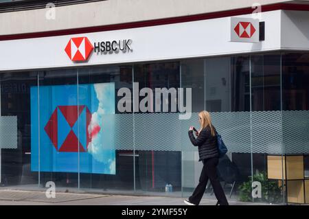 London, Großbritannien. April 2024. Eine Frau läuft an einer HSBC-Filiale an der Tottenham Court Road vorbei. Quelle: Vuk Valcic/Alamy Stockfoto