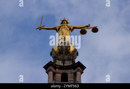 London, Großbritannien. Februar 2021. Lady Justice Statue auf dem Central Criminal Court, bekannt als Old Bailey. Quelle: Vuk Valcic/Alamy Stockfoto
